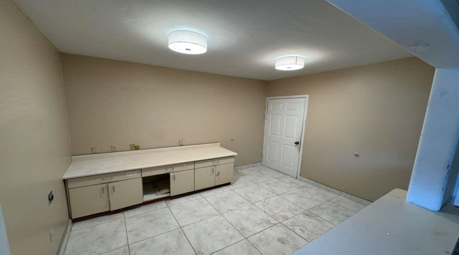 1006 Garfield St, Laredo, Texas 78040, 1 Room Rooms,2 BathroomsBathrooms,Commercial retail/office,For Rent,1006 Garfield St,20255035