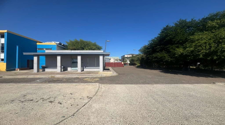 1006 Garfield St, Laredo, Texas 78040, 1 Room Rooms,2 BathroomsBathrooms,Commercial retail/office,For Rent,1006 Garfield St,20255035