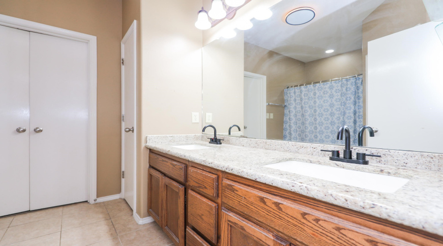 11126 Entrada Lp, Laredo, Texas 78045-7377, 4 Bedrooms Bedrooms, 8 Rooms Rooms,2 BathroomsBathrooms,Residential,For Sale,11126 Entrada Lp,20253587