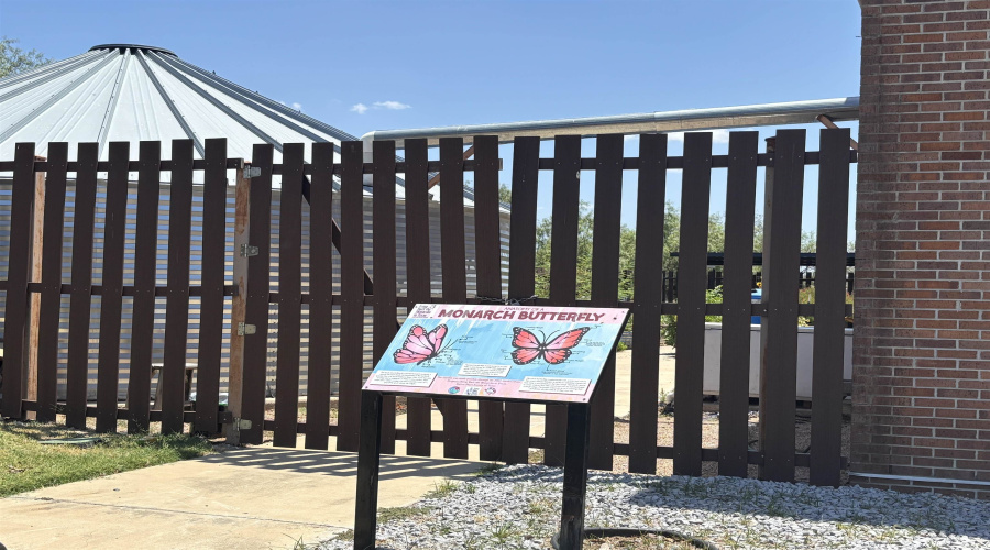 11126 Entrada Lp, Laredo, Texas 78045-7377, 4 Bedrooms Bedrooms, 8 Rooms Rooms,2 BathroomsBathrooms,Residential,For Sale,11126 Entrada Lp,20253587