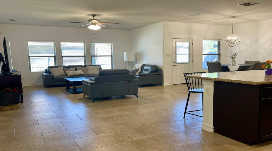 108 Date Palm Dr., LAREDO, Texas 78045, 4 Bedrooms Bedrooms, 7 Rooms Rooms,2 BathroomsBathrooms,Residential,For Sale,108 Date Palm Dr.,20255029