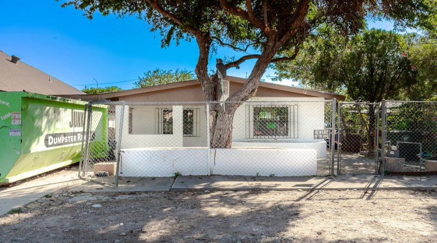 1817 Baltimore St, Laredo, Texas 78041, 2 Bedrooms Bedrooms, 4 Rooms Rooms,1 BathroomBathrooms,Residential,For Sale,1817 Baltimore St,20255031