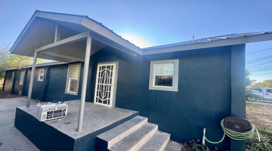 915 Rosario St, Laredo, Texas 78040, 2 Bedrooms Bedrooms, 4 Rooms Rooms,2 BathroomsBathrooms,Residential,For Sale,915 Rosario St,20255032