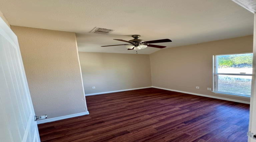 915 Rosario St, Laredo, Texas 78040, 2 Bedrooms Bedrooms, 4 Rooms Rooms,2 BathroomsBathrooms,Residential,For Sale,915 Rosario St,20255032