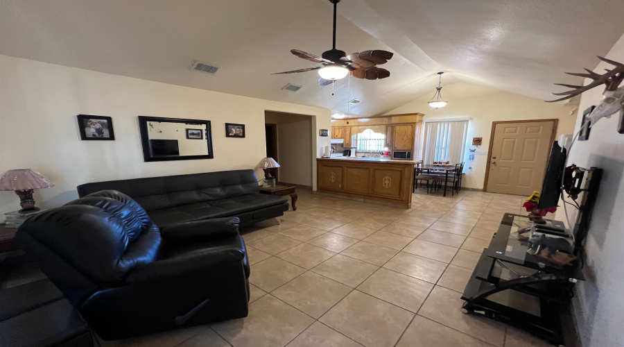 4020 TX State Hwy 16, Zapata, Texas 78076, 2 Bedrooms Bedrooms, 3 Rooms Rooms,2 BathroomsBathrooms,Residential,For Sale,4020 TX State Hwy 16,20244520