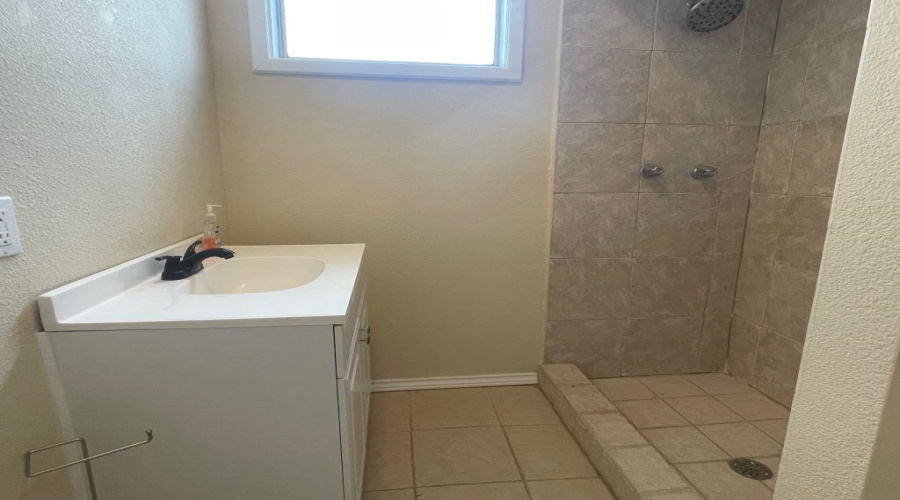 601 E Lucille St, Hebbronville, Texas 78361, 2 Bedrooms Bedrooms, 4 Rooms Rooms,1 BathroomBathrooms,Residential,For Sale,601 E Lucille St,20255047