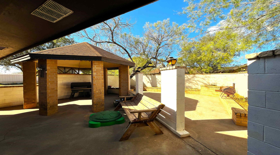 1205 W Harald, Hebbronville, Texas 78361-2313, 3 Bedrooms Bedrooms, 6 Rooms Rooms,3 BathroomsBathrooms,Residential,For Sale,1205 W Harald,20255060