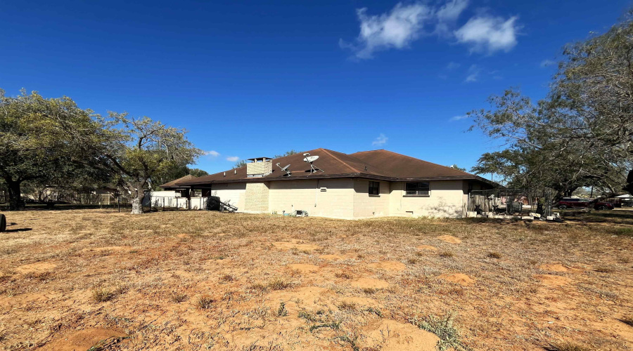 1205 W Harald, Hebbronville, Texas 78361-2313, 3 Bedrooms Bedrooms, 6 Rooms Rooms,3 BathroomsBathrooms,Residential,For Sale,1205 W Harald,20255060