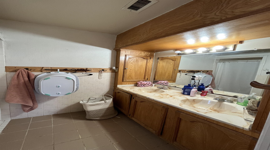 1205 W Harald, Hebbronville, Texas 78361-2313, 3 Bedrooms Bedrooms, 6 Rooms Rooms,2 BathroomsBathrooms,Residential,For Sale,1205 W Harald,20255060