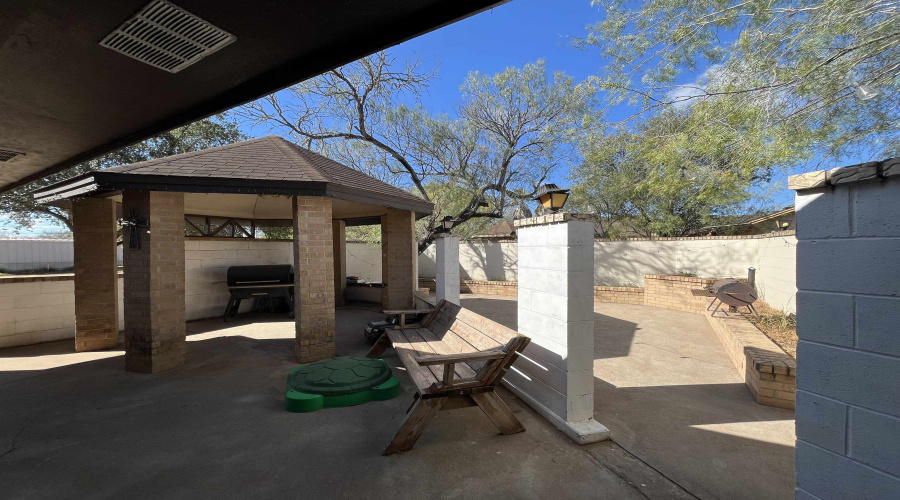 1205 W Harald, Hebbronville, Texas 78361-2313, 3 Bedrooms Bedrooms, 6 Rooms Rooms,2 BathroomsBathrooms,Residential,For Sale,1205 W Harald,20255060