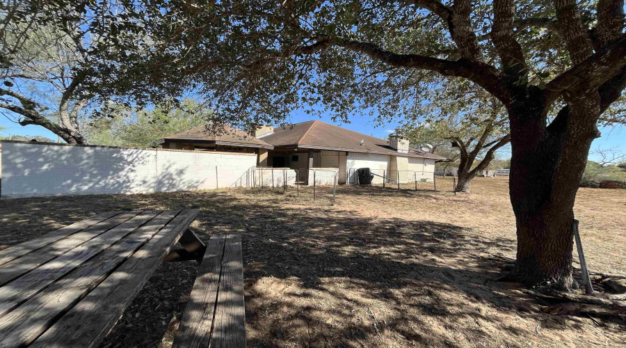 1205 W Harald, Hebbronville, Texas 78361-2313, 3 Bedrooms Bedrooms, 6 Rooms Rooms,2 BathroomsBathrooms,Residential,For Sale,1205 W Harald,20255060