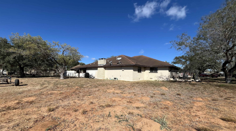 1205 W Harald, Hebbronville, Texas 78361-2313, 3 Bedrooms Bedrooms, 6 Rooms Rooms,2 BathroomsBathrooms,Residential,For Sale,1205 W Harald,20255060