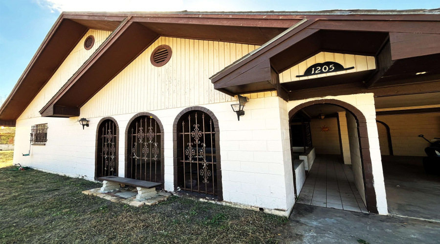 1205 W Harald, Hebbronville, Texas 78361-2313, 3 Bedrooms Bedrooms, 6 Rooms Rooms,3 BathroomsBathrooms,Residential,For Sale,1205 W Harald,20255060