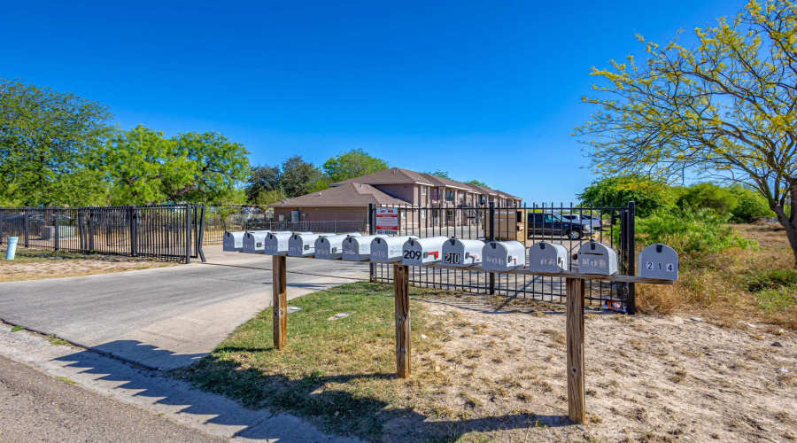 201 Masterson Rd, Laredo, Texas 78046-8668, 2 Bedrooms Bedrooms, 4 Rooms Rooms,1 BathroomBathrooms,Residential,For Sale,201 Masterson Rd,20255068