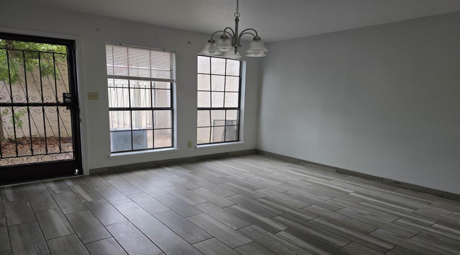 101 W Del Mar Blvd, Laredo, Texas 78041, 3 Bedrooms Bedrooms, 6 Rooms Rooms,2 BathroomsBathrooms,Residential,For Rent,101 W Del Mar Blvd,20255108