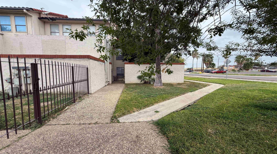 101 W Del Mar Blvd, Laredo, Texas 78041, 3 Bedrooms Bedrooms, 6 Rooms Rooms,2 BathroomsBathrooms,Residential,For Rent,101 W Del Mar Blvd,20255108