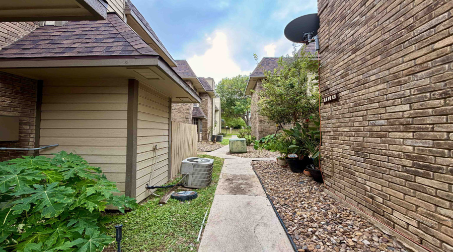 200 Martingale Ln, Laredo, Texas 78045, 3 Bedrooms Bedrooms, 6 Rooms Rooms,3 BathroomsBathrooms,Residential,For Rent,200 Martingale Ln,20255110