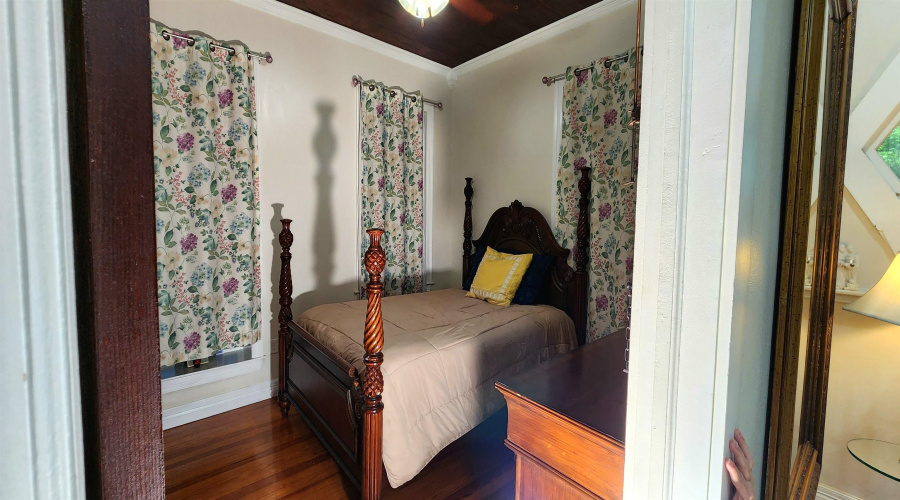 1219 Market St, Laredo, Texas 78040-8843, 5 Bedrooms Bedrooms, 9 Rooms Rooms,3 BathroomsBathrooms,Residential,For Sale,1219 Market St,20255134