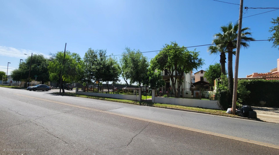 1219 Market St, Laredo, Texas 78040-8843, 5 Bedrooms Bedrooms, 9 Rooms Rooms,3 BathroomsBathrooms,Residential,For Sale,1219 Market St,20255134