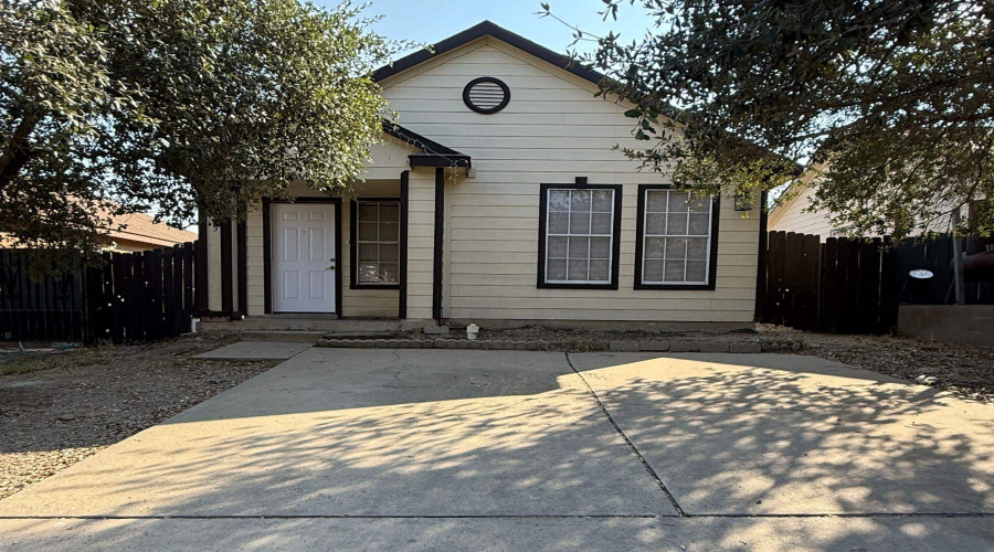 3105 Medio Ct, LAREDO, Texas 78046, 2 Bedrooms Bedrooms, 4 Rooms Rooms,1 BathroomBathrooms,Residential,For Rent,3105 Medio Ct,20255153