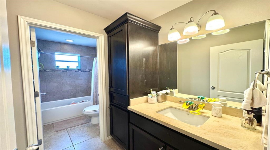 9802 Aziz St., Laredo, Texas 78045, 4 Bedrooms Bedrooms, 9 Rooms Rooms,3 BathroomsBathrooms,Residential,For Sale,9802 Aziz St.,20255162