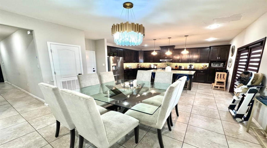 9802 Aziz St., Laredo, Texas 78045, 4 Bedrooms Bedrooms, 9 Rooms Rooms,3 BathroomsBathrooms,Residential,For Sale,9802 Aziz St.,20255162