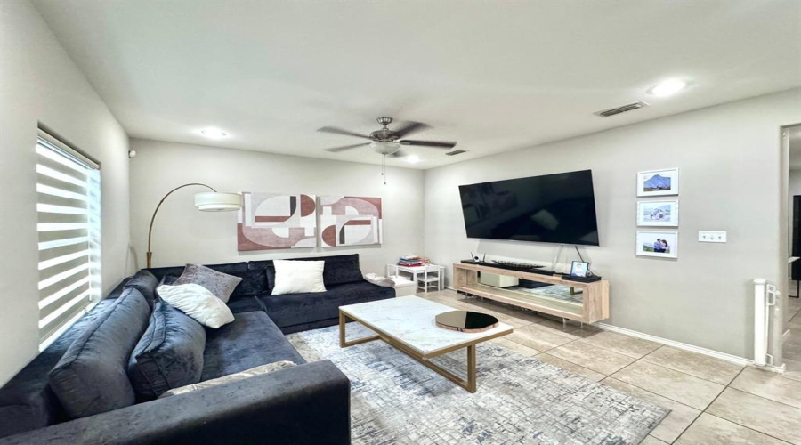 9802 Aziz St., Laredo, Texas 78045, 4 Bedrooms Bedrooms, 9 Rooms Rooms,3 BathroomsBathrooms,Residential,For Sale,9802 Aziz St.,20255162