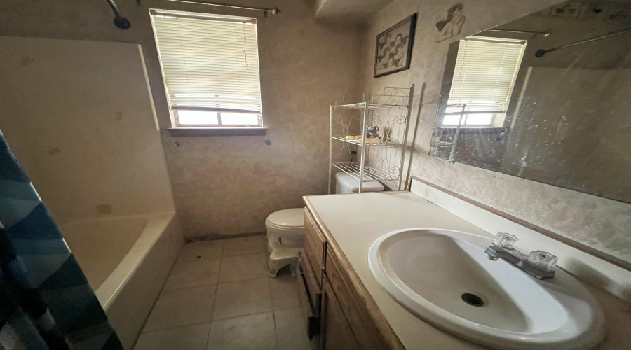 1010 Juarez Ave, Zapata, Texas 78076, 3 Bedrooms Bedrooms, 5 Rooms Rooms,1 BathroomBathrooms,Residential,For Sale,1010 Juarez Ave,20255164