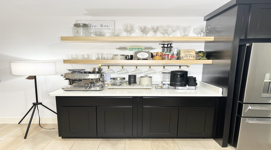 402 St Thomas Dr, Laredo, Texas 78045-0000, 5 Bedrooms Bedrooms, 10 Rooms Rooms,4 BathroomsBathrooms,Residential,For Sale,402 St Thomas Dr,20255170