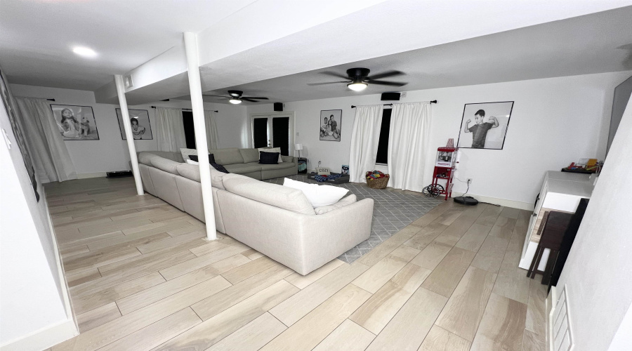 402 St Thomas Dr, Laredo, Texas 78045-0000, 5 Bedrooms Bedrooms, 10 Rooms Rooms,4 BathroomsBathrooms,Residential,For Sale,402 St Thomas Dr,20255170