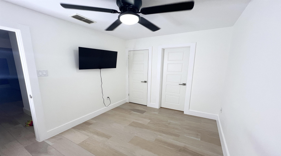 402 St Thomas Dr, Laredo, Texas 78045-0000, 5 Bedrooms Bedrooms, 10 Rooms Rooms,4 BathroomsBathrooms,Residential,For Sale,402 St Thomas Dr,20255170