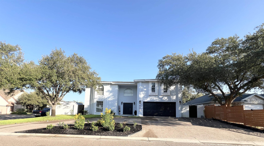 402 St Thomas Dr, Laredo, Texas 78045-0000, 5 Bedrooms Bedrooms, 10 Rooms Rooms,4 BathroomsBathrooms,Residential,For Sale,402 St Thomas Dr,20255170