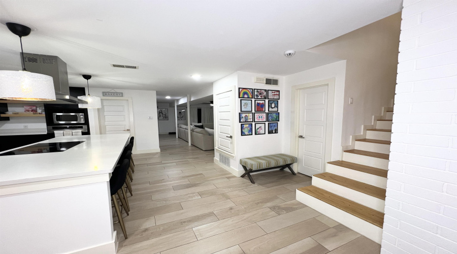 402 St Thomas Dr, Laredo, Texas 78045-0000, 5 Bedrooms Bedrooms, 10 Rooms Rooms,4 BathroomsBathrooms,Residential,For Sale,402 St Thomas Dr,20255170