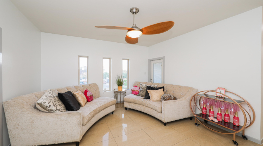 2906 Chaucer Dr, Laredo, Texas 78041, 4 Bedrooms Bedrooms, 7 Rooms Rooms,3 BathroomsBathrooms,Residential,For Sale,2906 Chaucer Dr,20255171