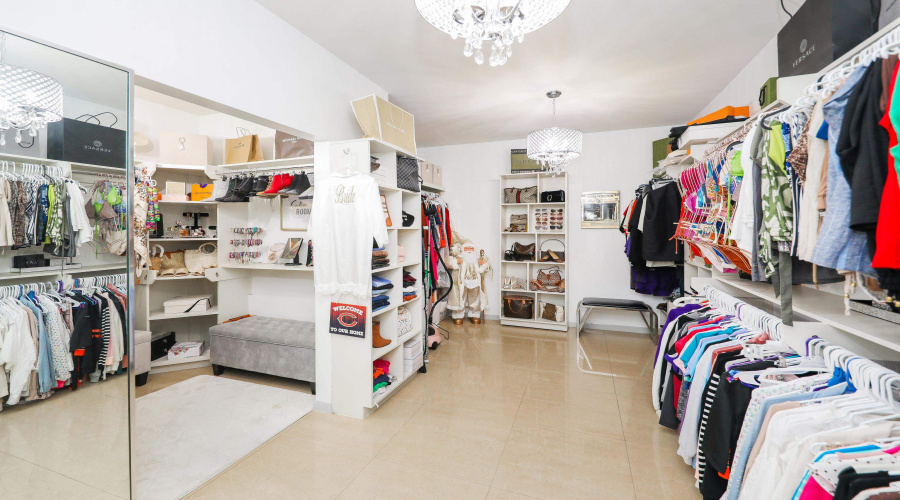 2906 Chaucer Dr, Laredo, Texas 78041, 4 Bedrooms Bedrooms, 7 Rooms Rooms,3 BathroomsBathrooms,Residential,For Sale,2906 Chaucer Dr,20255171