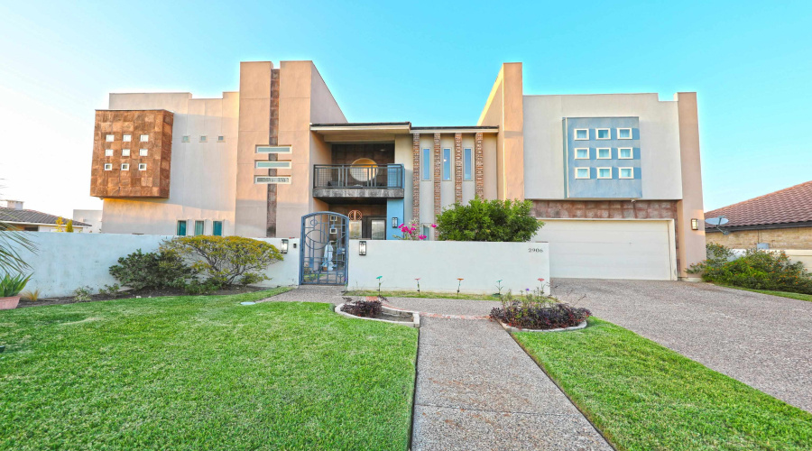 2906 Chaucer Dr, Laredo, Texas 78041, 4 Bedrooms Bedrooms, 7 Rooms Rooms,3 BathroomsBathrooms,Residential,For Sale,2906 Chaucer Dr,20255171