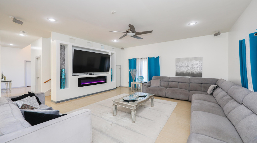 2906 Chaucer Dr, Laredo, Texas 78041, 4 Bedrooms Bedrooms, 7 Rooms Rooms,3 BathroomsBathrooms,Residential,For Sale,2906 Chaucer Dr,20255171