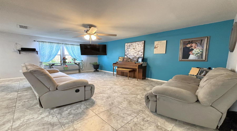 405 Almeja Dr, Laredo, Texas 78043, 3 Bedrooms Bedrooms, 6 Rooms Rooms,2 BathroomsBathrooms,Residential,For Sale,405 Almeja Dr,20255194