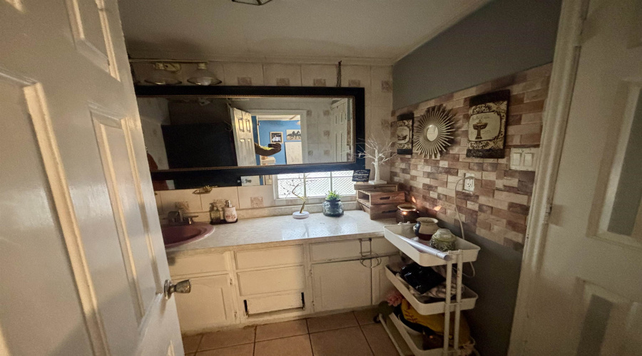 1820 Ireland St, Laredo, Texas 78046, 4 Bedrooms Bedrooms, 17 Rooms Rooms,2 BathroomsBathrooms,Residential,For Sale,1820 Ireland St,20255195