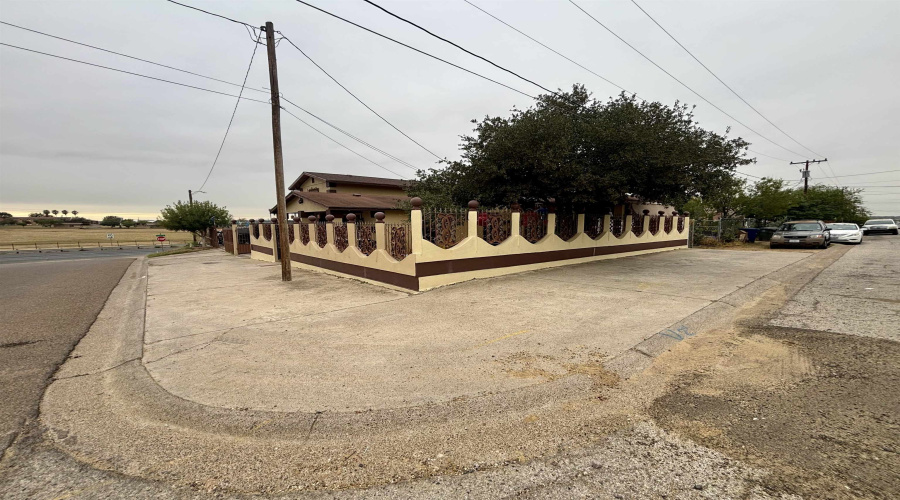1820 Ireland St, Laredo, Texas 78046, 4 Bedrooms Bedrooms, 17 Rooms Rooms,2 BathroomsBathrooms,Residential,For Sale,1820 Ireland St,20255195