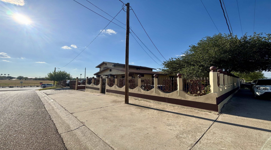 1820 Ireland St, Laredo, Texas 78046, 4 Bedrooms Bedrooms, 17 Rooms Rooms,2 BathroomsBathrooms,Residential,For Sale,1820 Ireland St,20255195