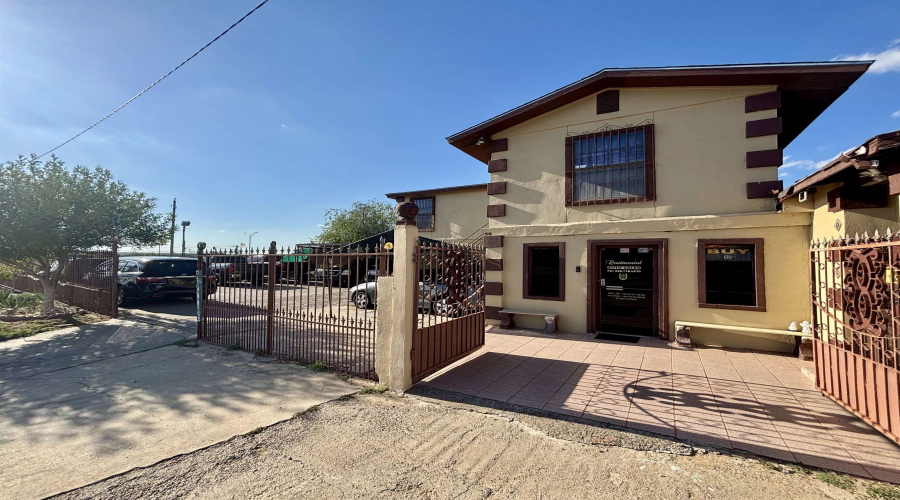 1820 Ireland St, Laredo, Texas 78046, 4 Bedrooms Bedrooms, 17 Rooms Rooms,2 BathroomsBathrooms,Residential,For Sale,1820 Ireland St,20255195