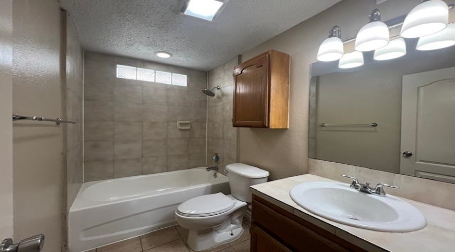 1001 E Travis St, Laredo, Texas 78041, 2 Bedrooms Bedrooms, 4 Rooms Rooms,1 BathroomBathrooms,Residential,For Rent,1001 E Travis St,20255198