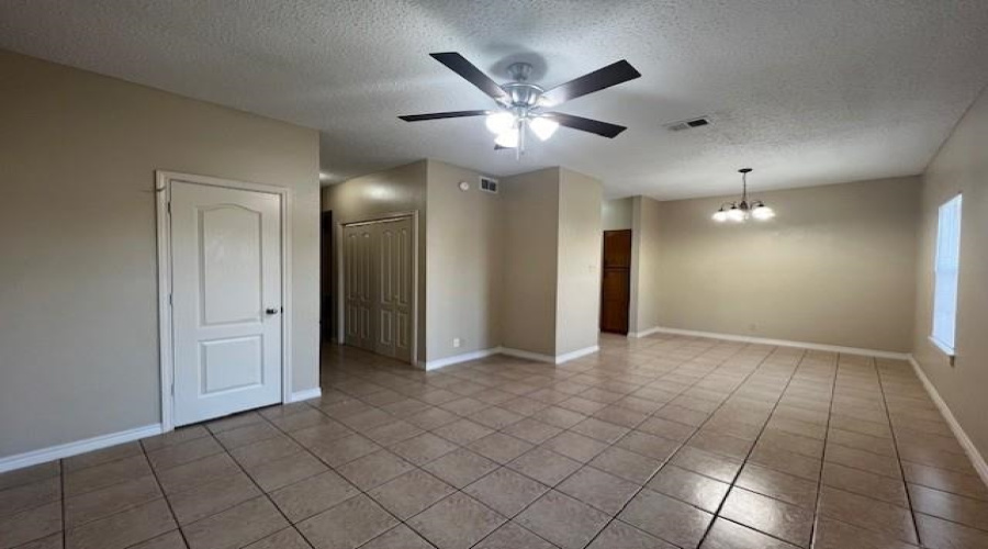 1001 E Travis St, Laredo, Texas 78041, 2 Bedrooms Bedrooms, 4 Rooms Rooms,1 BathroomBathrooms,Residential,For Rent,1001 E Travis St,20255198