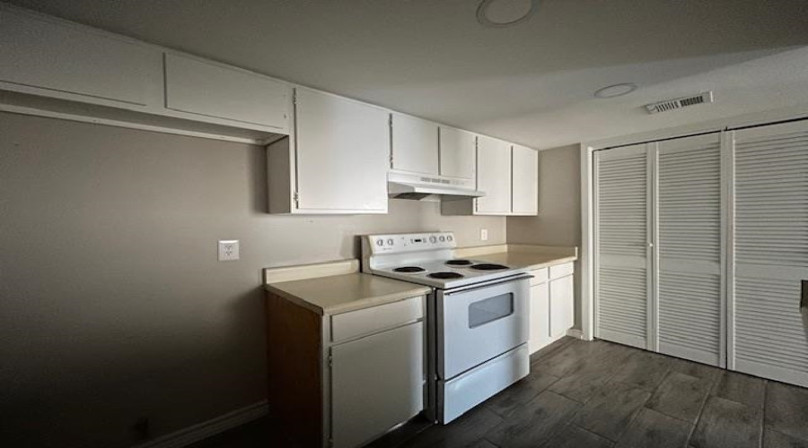 100 E Hillside Rd, Laredo, Texas 78041, 2 Bedrooms Bedrooms, 4 Rooms Rooms,1 BathroomBathrooms,Residential,For Rent,100 E Hillside Rd,20255203