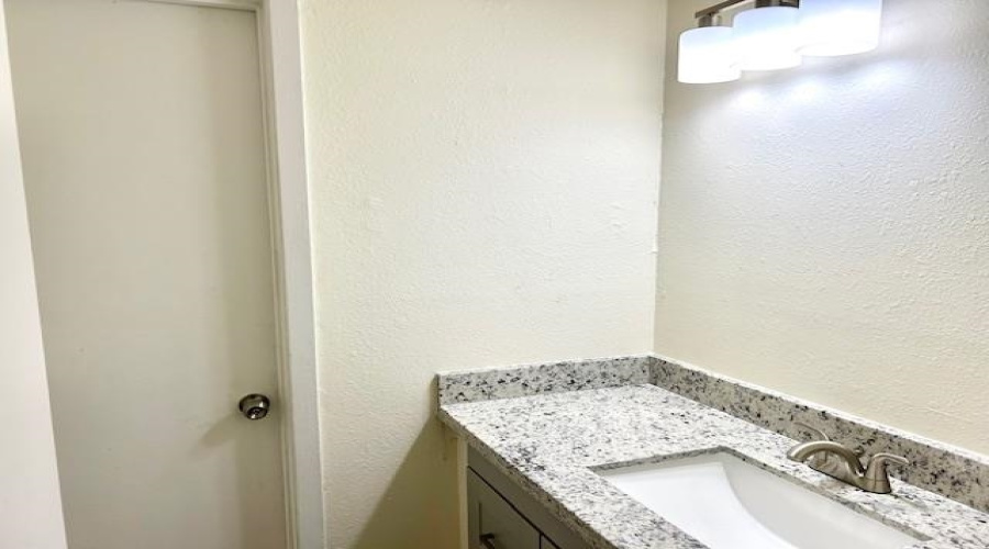 100 E Hillside Rd, Laredo, Texas 78041, 2 Bedrooms Bedrooms, 4 Rooms Rooms,1 BathroomBathrooms,Residential,For Rent,100 E Hillside Rd,20255205