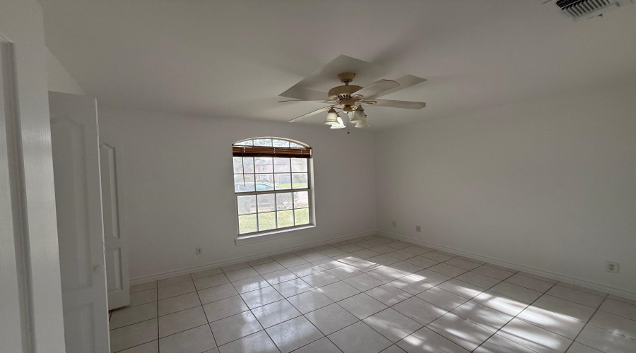 12613 River Bend Cir, Laredo, Texas 78045, 3 Bedrooms Bedrooms, 6 Rooms Rooms,2 BathroomsBathrooms,Residential,For Rent,12613 River Bend Cir,20255216