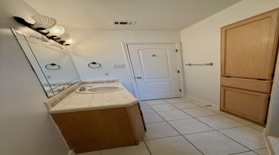 12613 River Bend Cir, Laredo, Texas 78045, 3 Bedrooms Bedrooms, 6 Rooms Rooms,2 BathroomsBathrooms,Residential,For Rent,12613 River Bend Cir,20255216