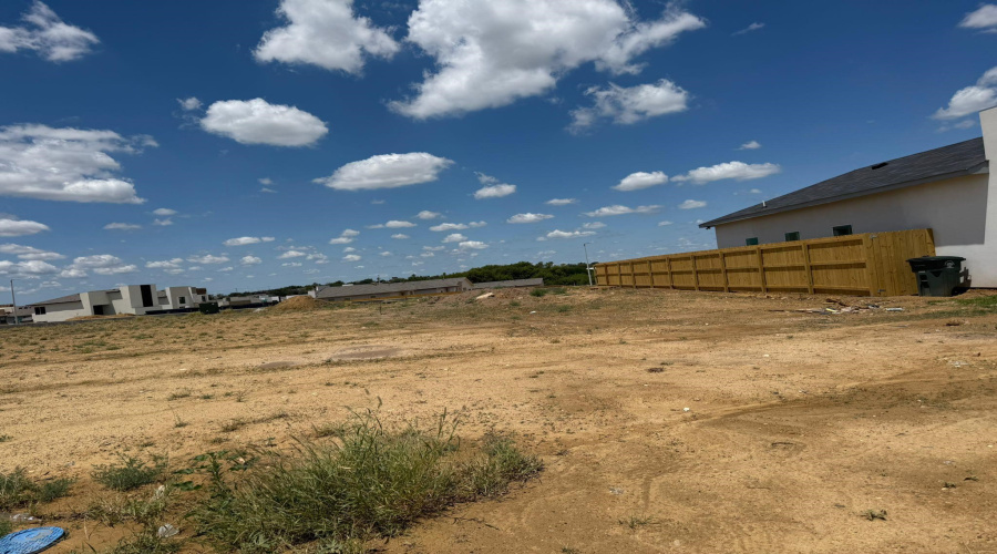 3806 Yoyis St., Laredo, Texas 78046, 4 Bedrooms Bedrooms, 5 Rooms Rooms,2 BathroomsBathrooms,Residential,For Sale,3806 Yoyis St.,20255224