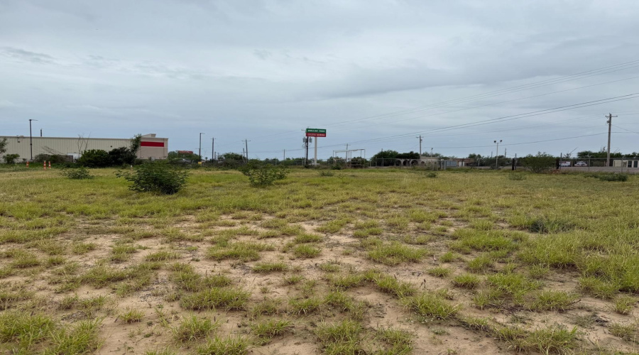 2865 S U.S. Hwy 83, Zapata, Texas 78076-0000, 1 Room Rooms,1 BathroomBathrooms,Commercial retail/office,For Rent,2865 S U.S. Hwy 83,20255243